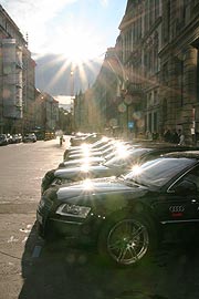 Die VIP Shuttle Flotte von Audi glänzt regennaß in der untergehenden Abendsonne (Foto: Martin Schmitz)